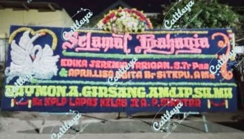 bunga papan Medan 1 mahkota bunga artificial