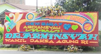 Papan Bunga Medan Gandeng Mahkota